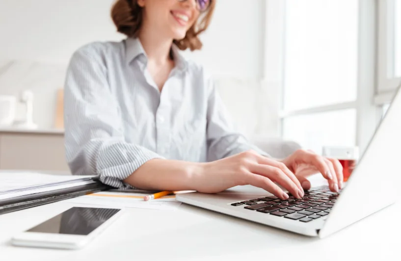 Profesional redactando una campaña de email marketing para captar y fidelizar clientes en una pyme.