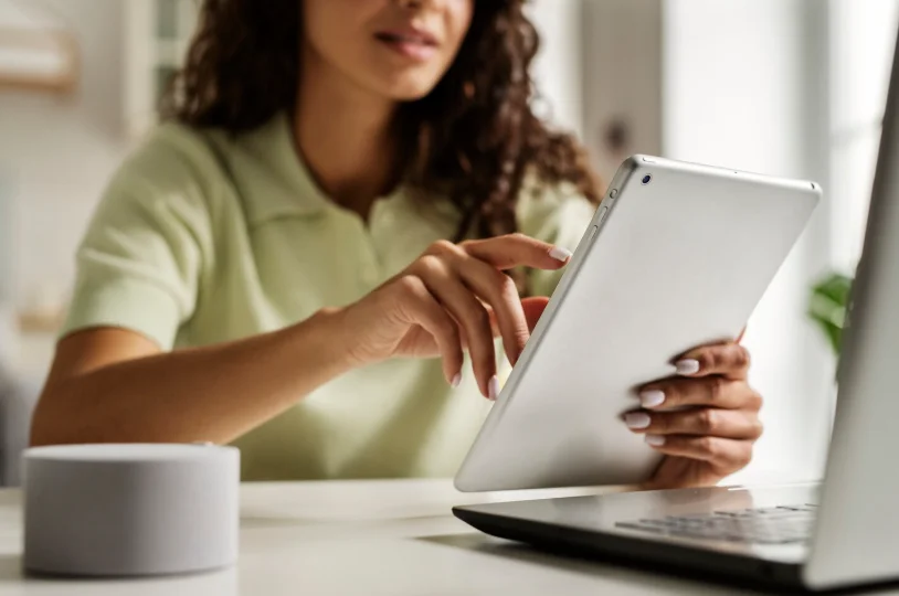 Profesional revisando contenidos digitales en tablet como parte de una estrategia para mejorar la presencia online de mi empresa