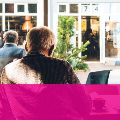 Emprendedores revisando una estrategia de marketing digital para pequeños negocios en una cafetería local.